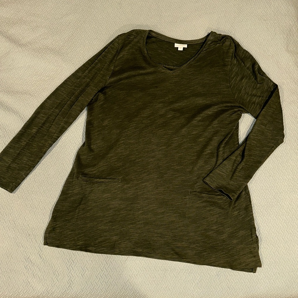 J. Jill tunic top in green. V neck, front pockets, L.